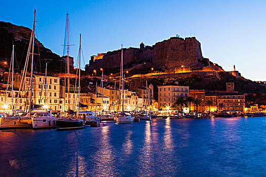 游艇在海港,城堡,在黄昏,博尼法西奥,科西嘉岛,法国