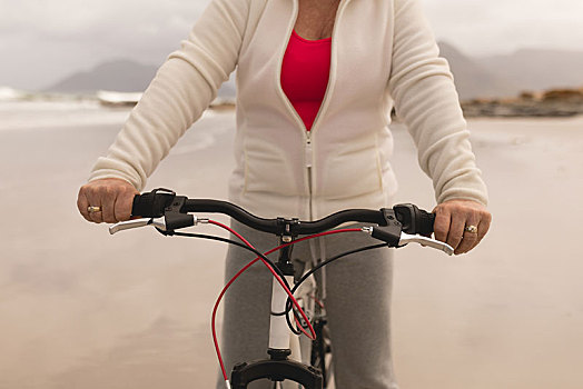 老年,女人,骑自行车,海滩