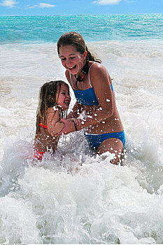 两个女孩,玩,波浪