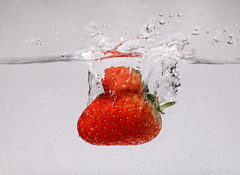 网红水中草莓壁纸图片