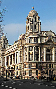 从英国伦敦皇家骑兵营看白厅大街的历史建筑
