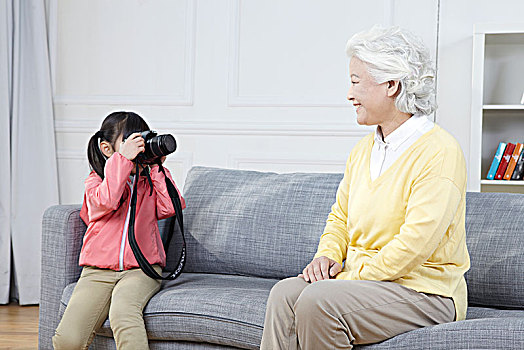 奶奶和孙女拿相机拍照