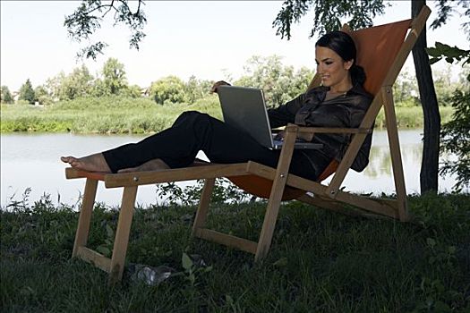 女人,折叠躺椅,笔记本电脑,河