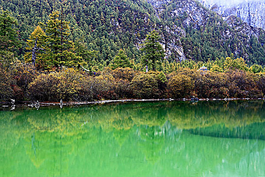 四川亚丁风景区珍珠海