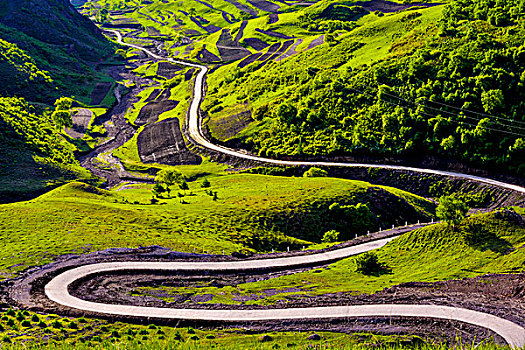 蜿蜒曲折的盘山公路