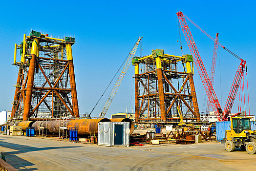 胜利油田油建龙口海工基地建造大型海上石油平台导管架