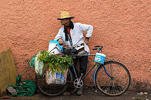 老,暴躁,男人,销售,蔬菜,药草,生锈,蓝色,自行车,马拉喀什,食物,街边市场,摩洛哥