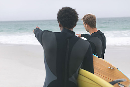 男性,朋友,互动,相互,海滩,拿着,冲浪板