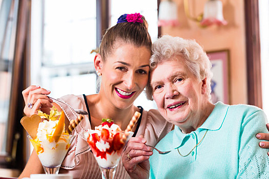 祖母,少妇,吃,冰淇淋