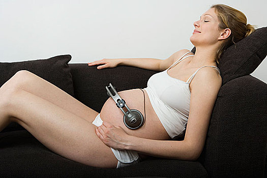 孕妇,躺下,沙发,耳机,肚子
