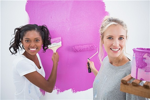 愉悦,年轻,室友,上油漆,墙壁,粉色