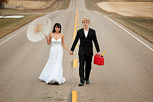 新郎,新娘,走,乡村道路,拿着,伞,三个,山,艾伯塔省,加拿大