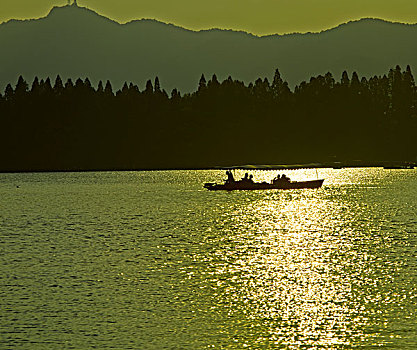 夕阳下的里西湖