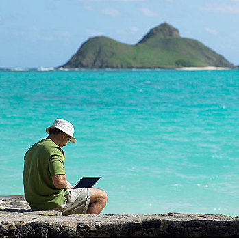 男人,坐,岩石上,海洋,使用笔记本,电脑,瓦胡岛,夏威夷