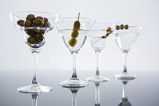 鸡尾酒,马提尼酒,橄榄,桌上,特写,白色背景