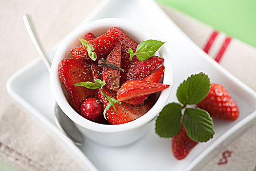 草莓,蔓越莓,水果沙拉,胡椒