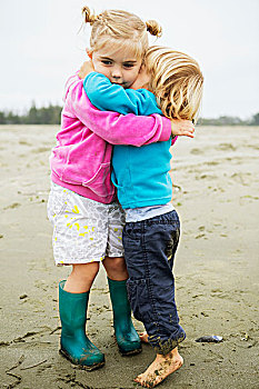 女孩,男孩,温馨,搂抱,海滩,夏天,不列颠哥伦比亚省,加拿大