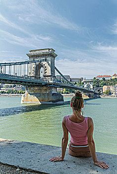 中年,女人,看,链索桥,上方,多瑙河,布达佩斯,匈牙利