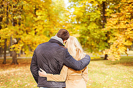 爱情,关系,家庭,人,概念,情侣,搂抱,秋天,公园,背影