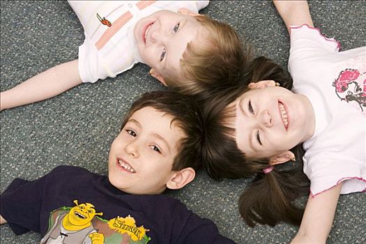 三个孩子,7岁,躺着,地毯