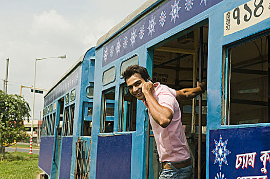 男人,交谈,手机,有轨电车,加尔各答,西孟加拉,印度