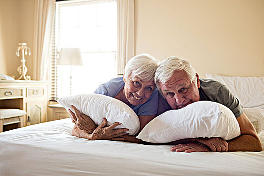 高兴,老年,夫妻,躺着,床,卧室