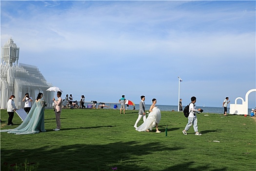 山东省日照市,游客漫步阳光海岸,看大海游花海吹海风享受惬意生活