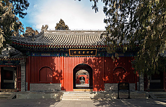 北京卧佛寺山门