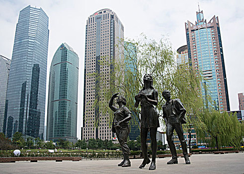 上海陆家嘴花园里的塑像