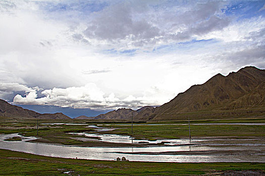 中国西藏高原的高山和白云