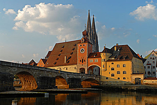 石桥,穿过,多瑙河,南方,尾端,桥,塔,大教堂,背影,雷根斯堡,巴伐利亚,德国,欧洲
