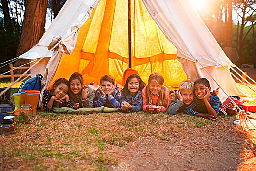 孩子,微笑,圆锥形帐篷,营地