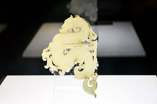 徐州博物馆藏狮子山楚王墓出土出廓龙纹玉佩