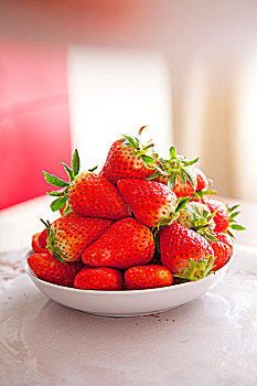 满满一盘子的红色新鲜草莓