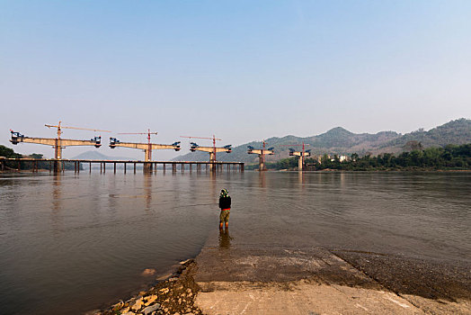 建设中的老挝琅勃拉邦中老铁路湄公河大桥