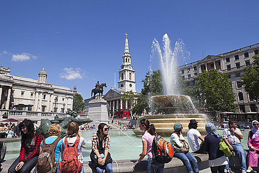英格兰,伦敦,特拉法尔加广场,喷泉,游客