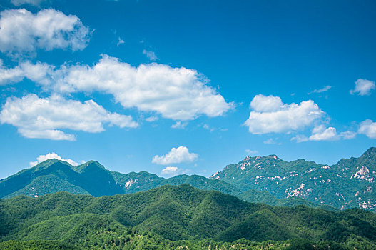 晴朗天气有云朵的山地环境