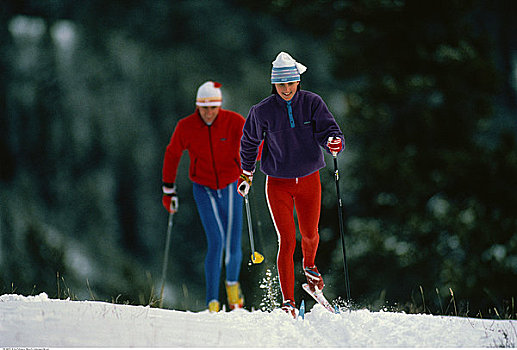 两个人,越野滑雪