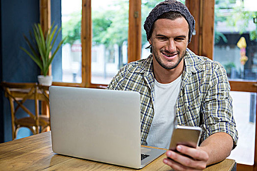 微笑,男人,打手机,笔记本电脑,咖啡馆,男青年