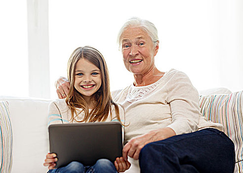 家庭,科技,人,概念,微笑,孙女,祖母,平板电脑,电脑,坐,沙发,在家