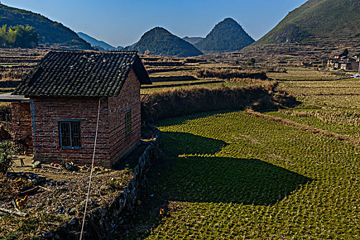 村庄,农村,房子,老屋,土墙,树,小路,道路,山,蓝天,白云,石墙,鱼鳞云,汽车,电线杆,田地,农舍