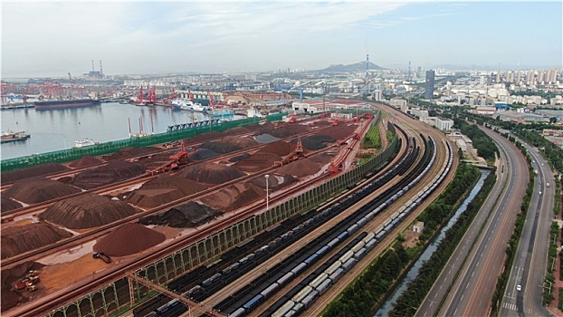 山东省日照市,航拍繁忙有序的港口运输生产现场