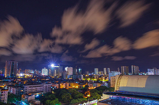 城市,群楼,楼群,都市,房子,高楼,楼,三线城市,多云,白云,云,壮阔,壮丽,辽阔,夜景,夜晚,灯光,路灯,夜空,夜色