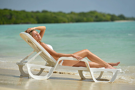 女人,放松,长,椅子,海滩