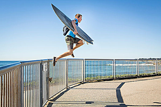 男青年,冲浪板,跳跃,栏杆,旁侧,海洋