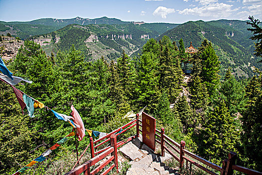 山西省宁武县芦芽山景区芦芽山悬崖古栈道上顶峰,晓祖庙,寺院道路