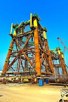 胜利油田油建龙口海工基地建造大型海上石油平台导管架