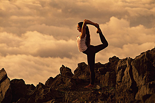侧面,女青年,练习,瑜珈,哈雷阿卡拉火山,哈莱亚卡拉国家公园,毛伊岛,夏威夷,美国