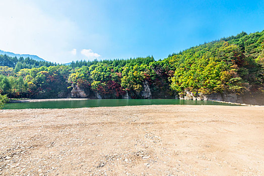 山,湖泊与泥石路面的秋季景观
