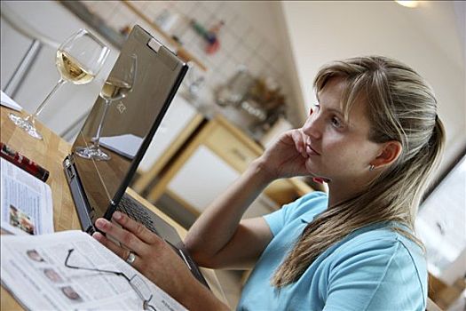 女青年,25-30岁,上网,笔记本电脑,厨房用桌